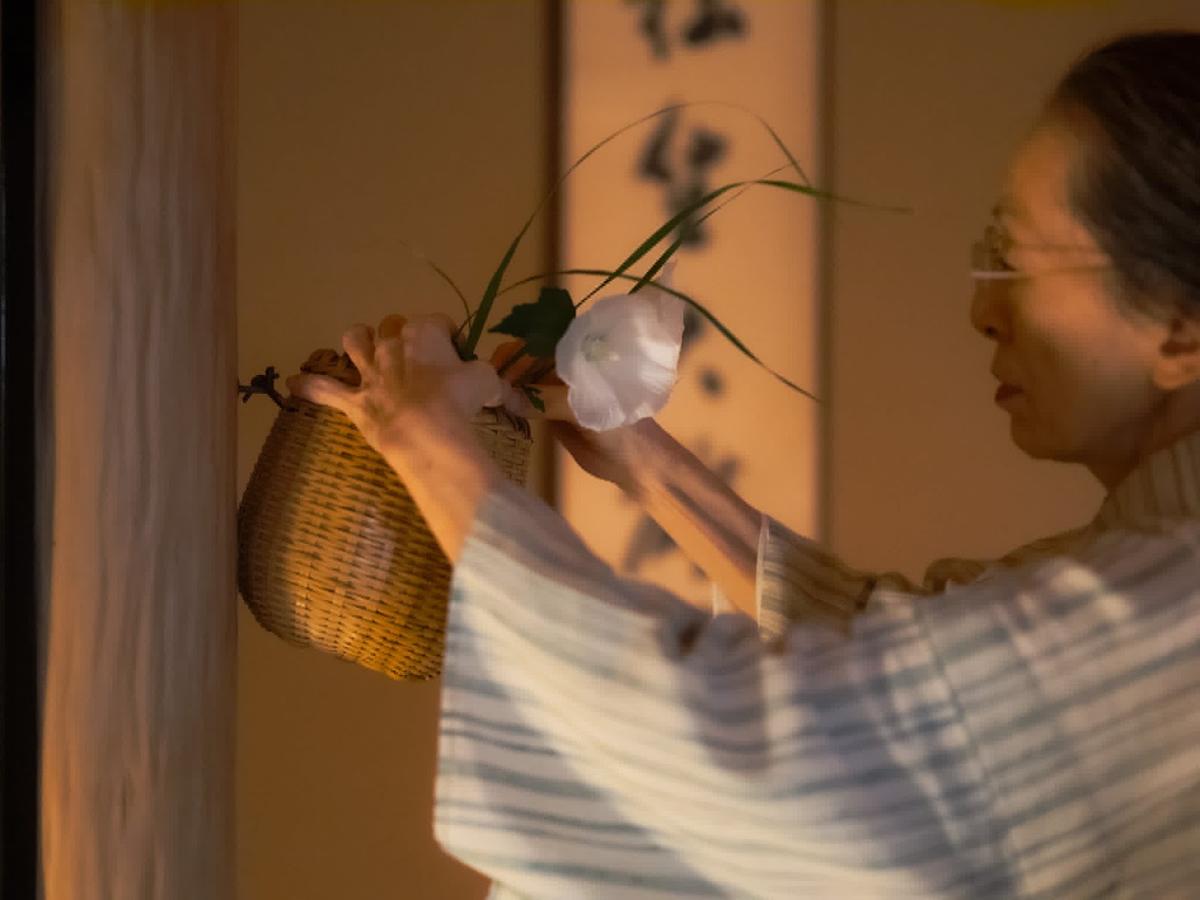 茶室の花を活ける