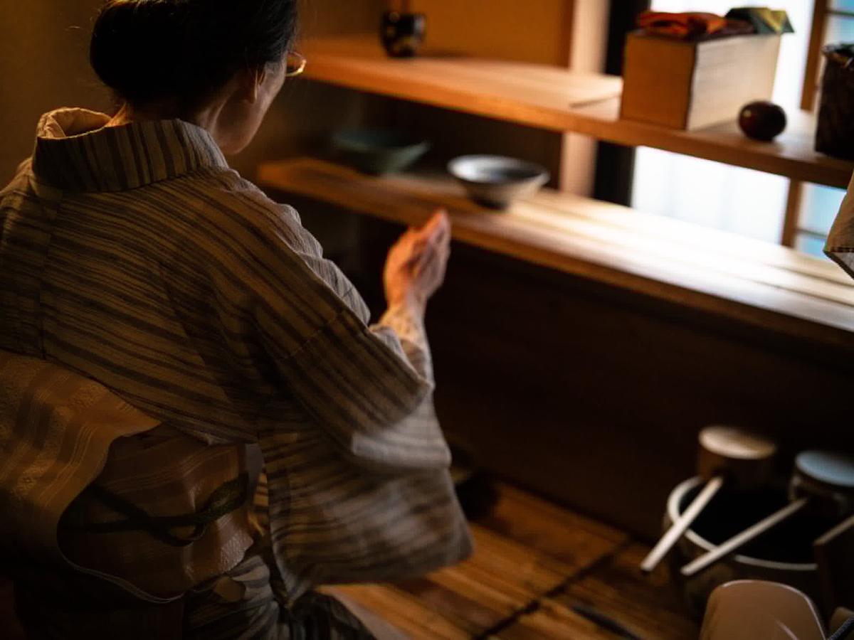 道具と向き合う後ろ姿