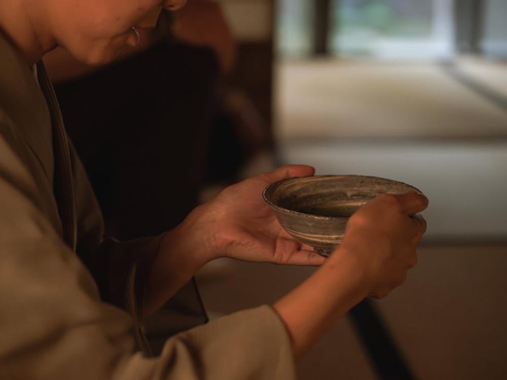 茶碗を手にする所作