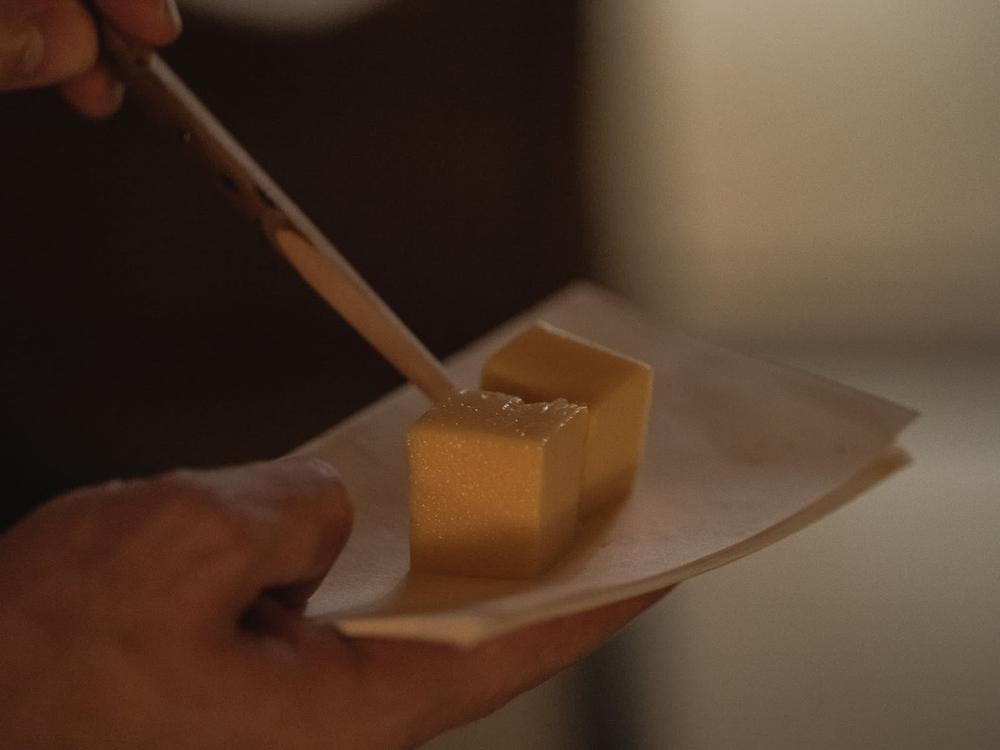 菓子を取り分ける